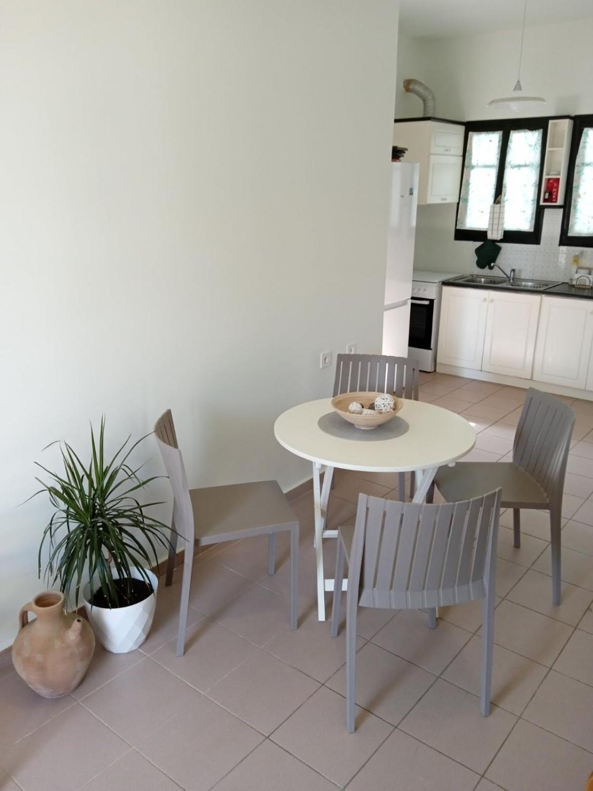 Phoeve Apt-Lovely 1-Br Rental Near The Beach Kalathas Exterior foto